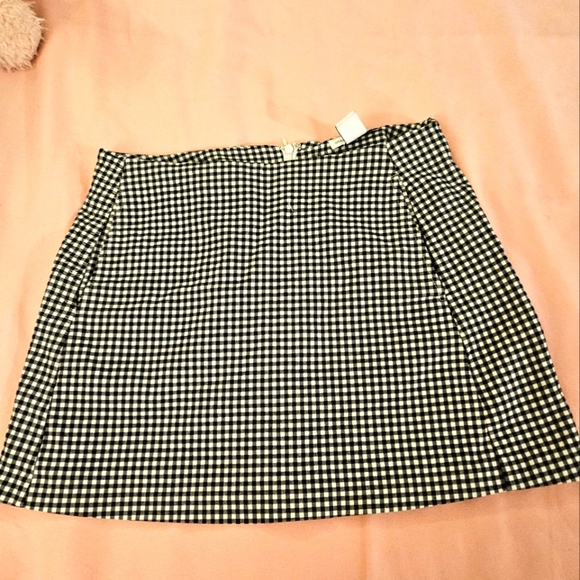 Urban Outfitters Dresses & Skirts - Urban Outfitters Black and White Mini Pencil Skirt With Pockets